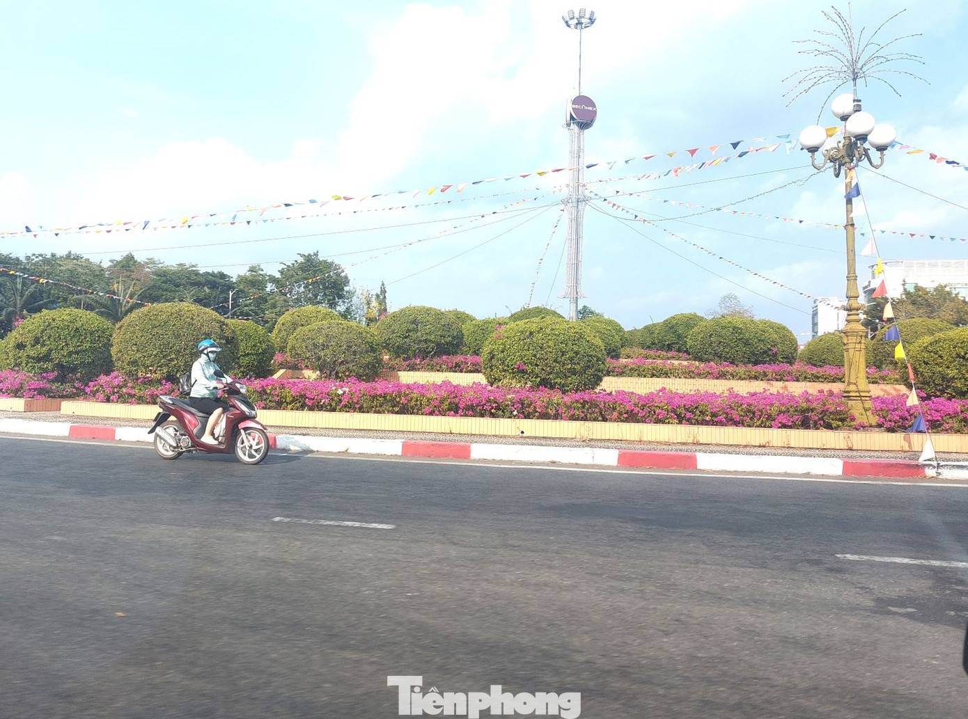 Bến Cát có đến 8 khu công nghiệp, 1 cụm công nghiệp tập trung quy mô lớn, trong đó có Khu công nghiệp Mỹ Phước 1, 2 và 3 được đầu tư quy mô lớn từ lâu đời, trở thành khu công nghiệp kiểu mẫu tại tỉnh Bình Dương. Bến Cát có đến 8 khu công nghiệp, 1 cụm công nghiệp tập trung quy mô lớn, trong đó có Khu công nghiệp Mỹ Phước 1, 2 và 3 được đầu tư quy mô lớn từ lâu đời, trở thành khu công nghiệp kiểu mẫu tại tỉnh Bình Dương.