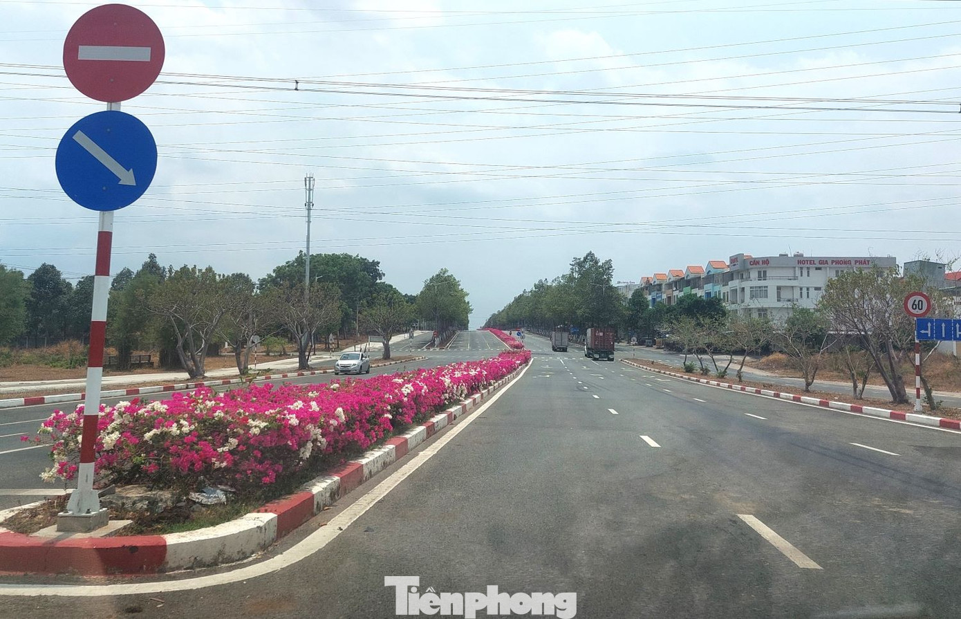 Ngoài đường NA3, trên địa bàn thành phố Bến Cát có nhiều tuyến đường được đầu tư tới 10 làn xe. Nhờ đầu tư hạ tầng giao thông bài bản và đi trước, thành phố Bến Cát đường thông thoáng, chưa từng xảy ra tình trạng ùn tắc giao thông. Ngoài đường NA3, trên địa bàn thành phố Bến Cát có nhiều tuyến đường được đầu tư tới 10 làn xe. Nhờ đầu tư hạ tầng giao thông bài bản và đi trước, thành phố Bến Cát đường thông thoáng, chưa từng xảy ra tình trạng ùn tắc giao thông.