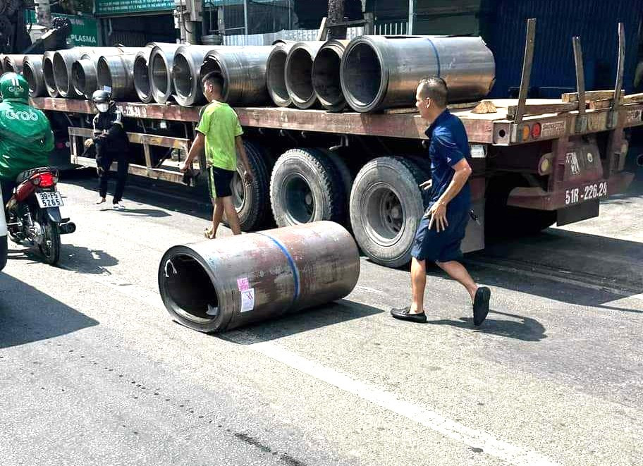 Cuộn thép lao xuống đường Cuộn thép lao xuống đường