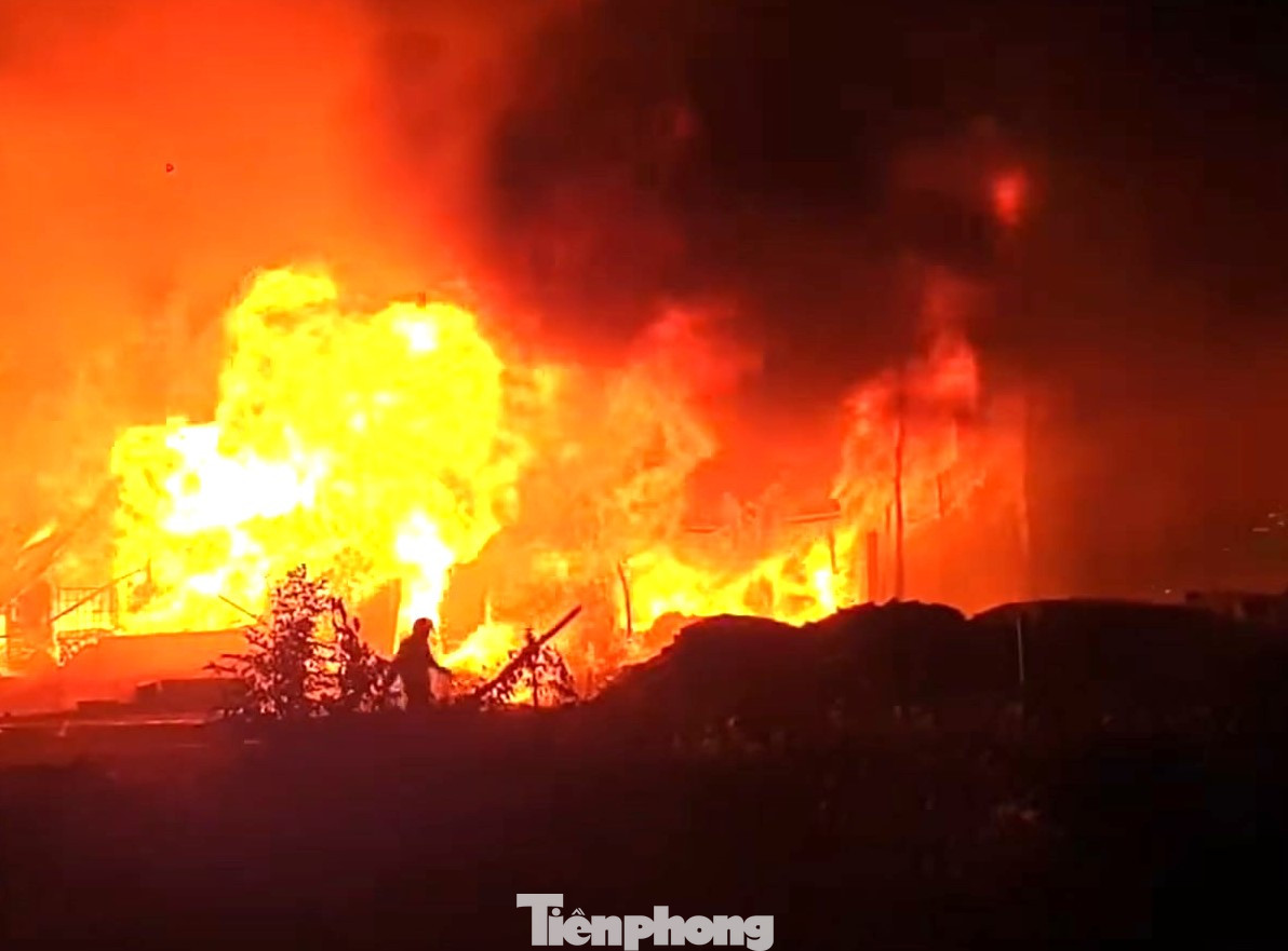 Lửa cháy dữ dội
