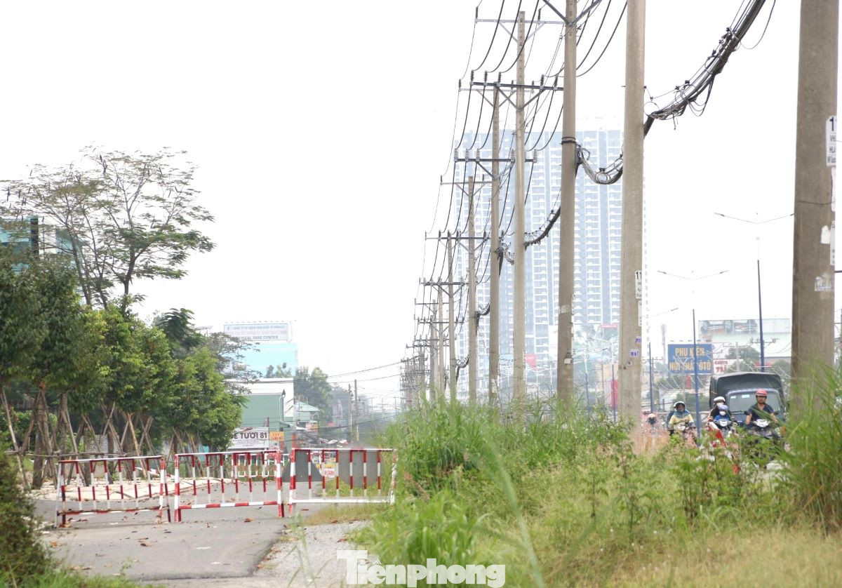 Lưới điện tại dự án chưa được di dời. Đối với những đoạn đã bàn giao mặt bằng, được thi công trước.