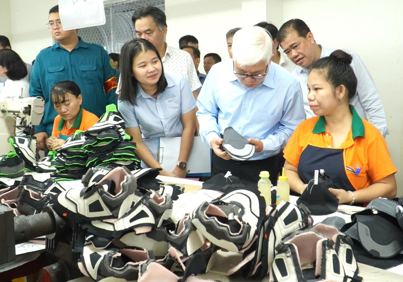 Lãnh đạo tỉnh Bình Dương đến làm việc với doanh nghiệp về việc di dời nhà máy và nhận được sự đồng thuận của doanh nghiệp.