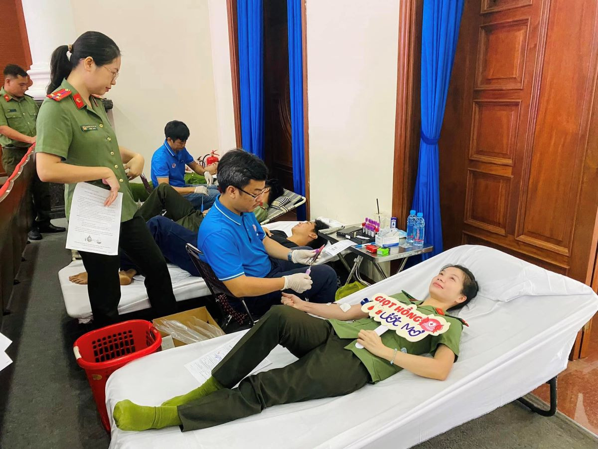 Tuổi trẻ Công an Bình Dương hiến máu cứu người Tuổi trẻ Công an Bình Dương hiến máu cứu người