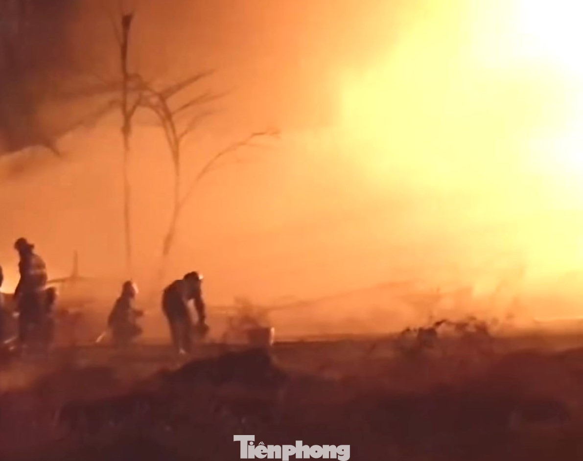 Lực lượng chức năng nỗ lực khống chế ngọn lửa