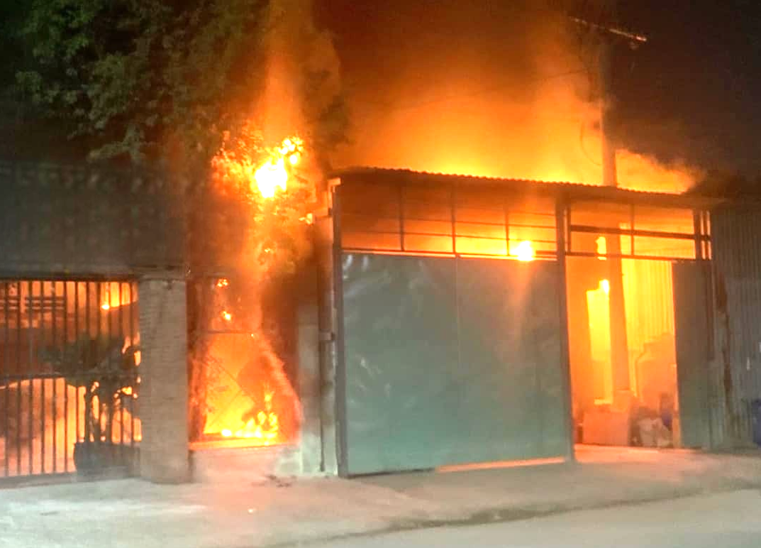 Nhà xưởng bốc cháy dữ dội Nhà xưởng bốc cháy dữ dội