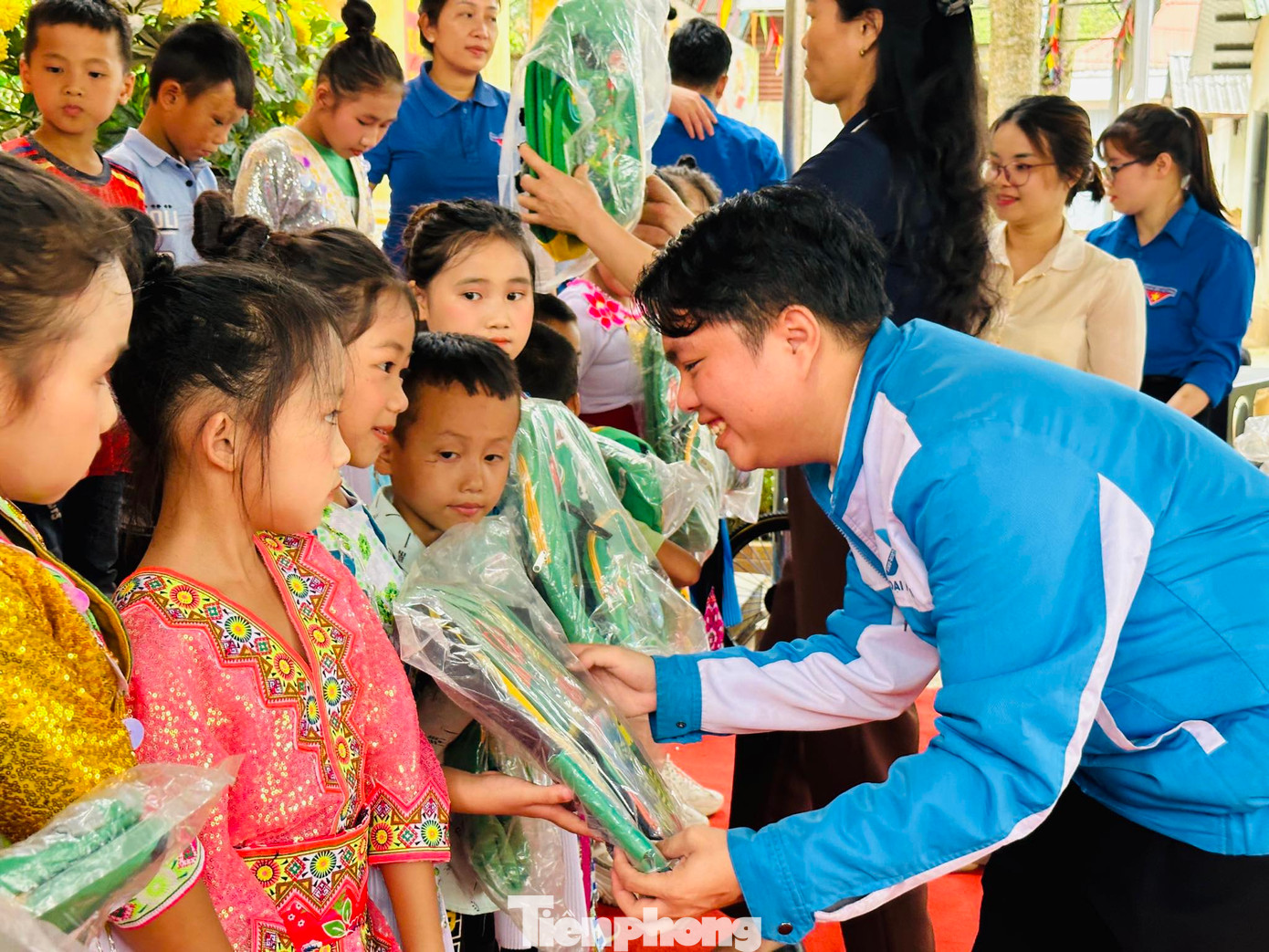 Tặng balo cho các em học sinh