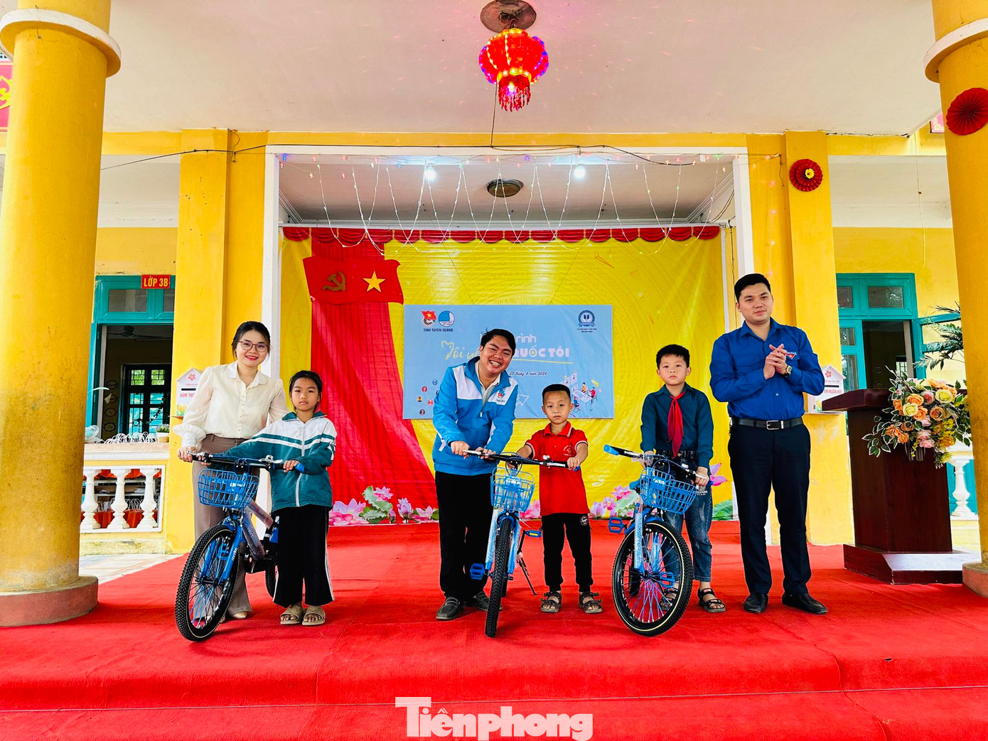 Tặng xe đạp cho học sinh có hoàn cảnh khó khăn, học tập tốt. Ảnh: Chấn Sang