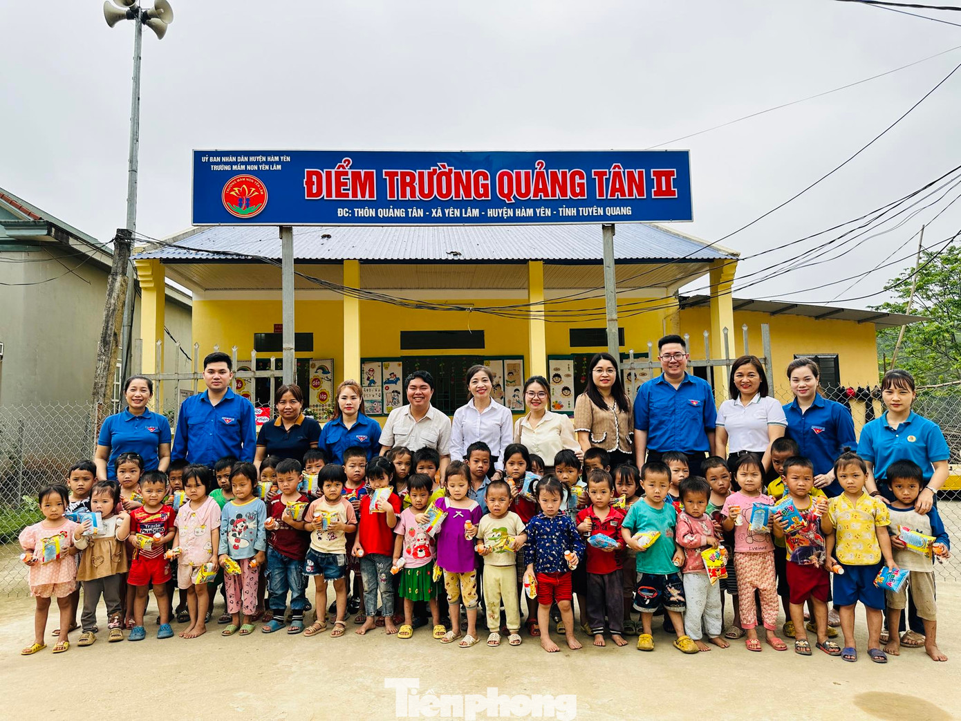 Trao tặng công trình máy bơm và hệ thống dây dẫn nước về lớp học cho điểm trường Quảng Tân 2. Ảnh: Chấn Sang