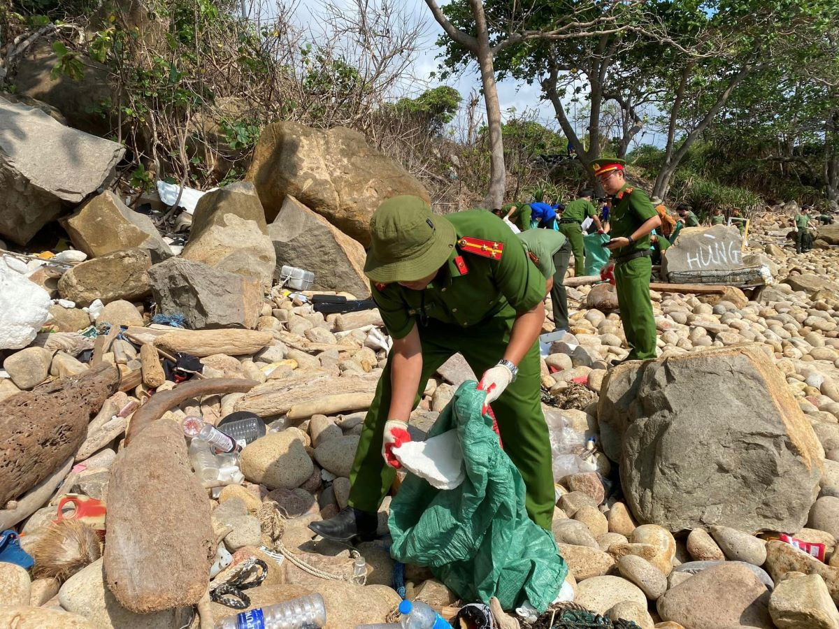 Tuổi trẻ Công an tỉnh Bình Dương phối hợp cùng các đơn vị dọn dẹp rác thải ở bãi biển Côn Đảo Tuổi trẻ Công an tỉnh Bình Dương phối hợp cùng các đơn vị dọn dẹp rác thải ở bãi biển Côn Đảo