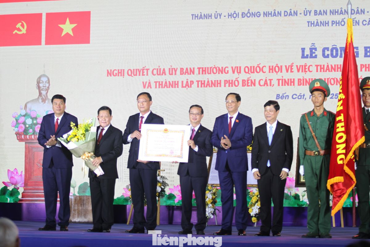 Phó chủ tịch Quốc hội Trần Quang Phương và Chủ tịch UBND tỉnh Bình Dương Võ Văn Minh trao Huân chương Lao động hạng Nhất cho thành phố Bến Cát