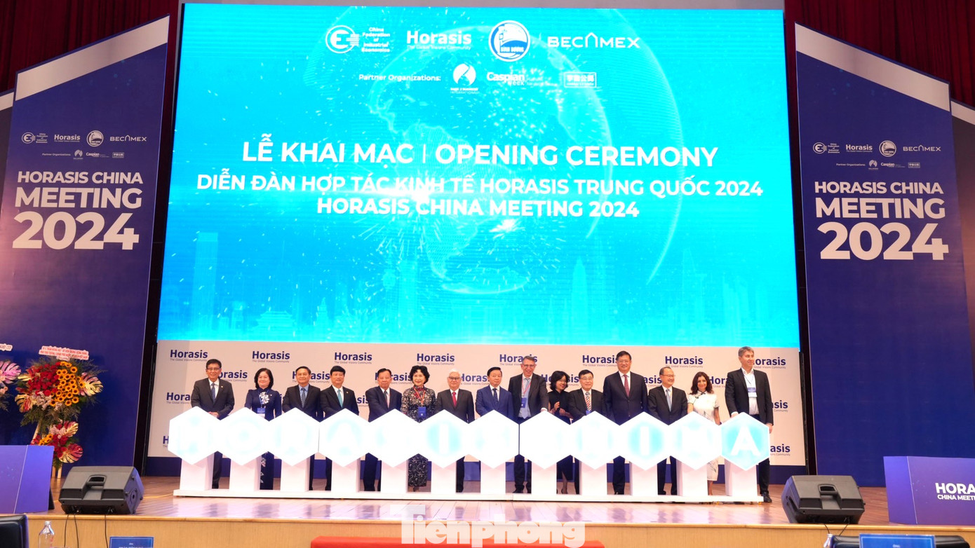 Các đại biểu thực hiện nghi thức khai mạc Diễn đàn Horasis Trung Quốc năm 2024 tại Bình Dương. Các đại biểu thực hiện nghi thức khai mạc Diễn đàn Horasis Trung Quốc năm 2024 tại Bình Dương.