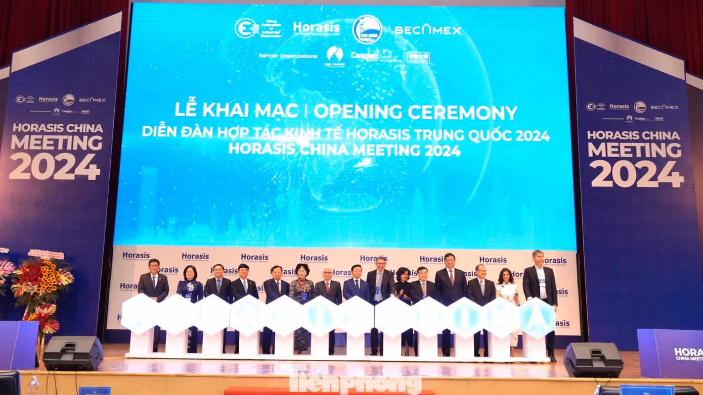 Các đại biểu thực hiện nghi thức khai mạc Diễn đàn Horasis Trung Quốc năm 2024 tại Bình Dương. Các đại biểu thực hiện nghi thức khai mạc Diễn đàn Horasis Trung Quốc năm 2024 tại Bình Dương.