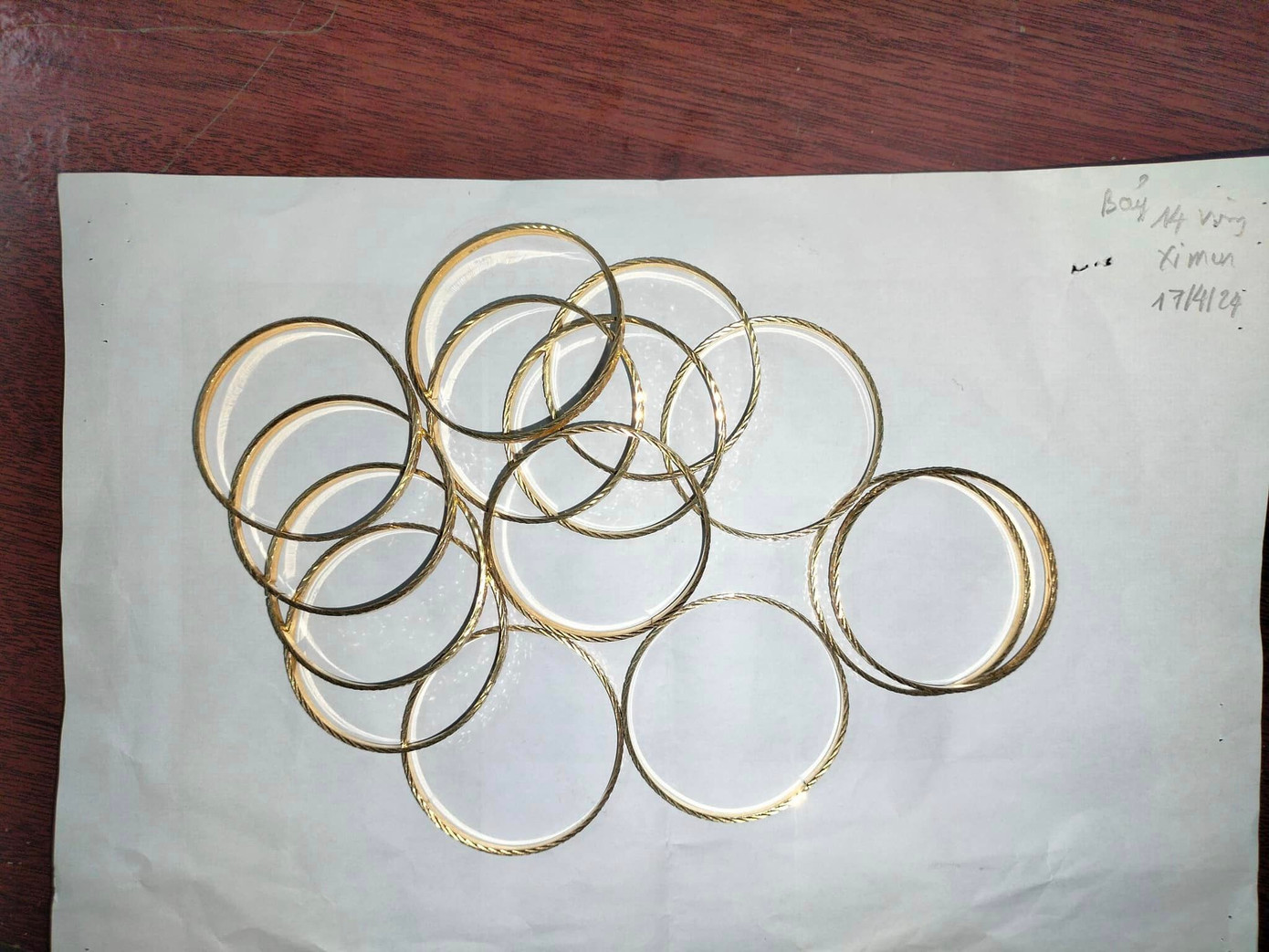 Vòng vàng giả hai đối tượng mang đi cầm