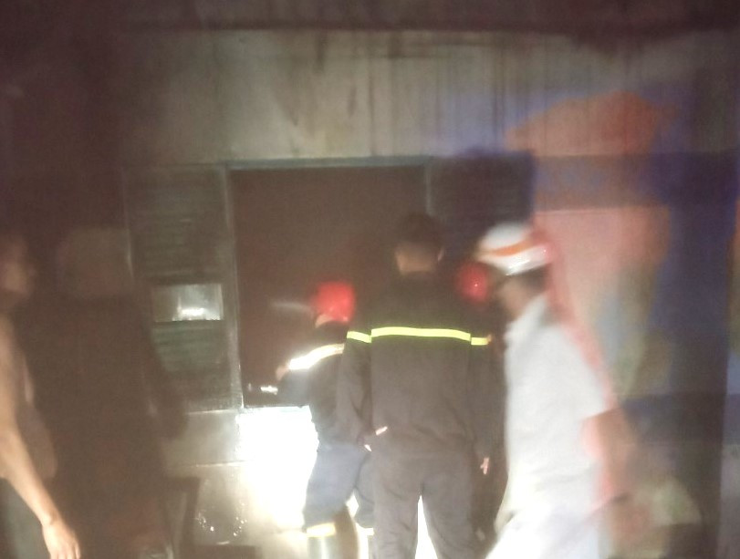 Lực lượng chức năng tiếp cận vào bên trong nhà xưởng để dập lửa Lực lượng chức năng tiếp cận vào bên trong nhà xưởng để dập lửa