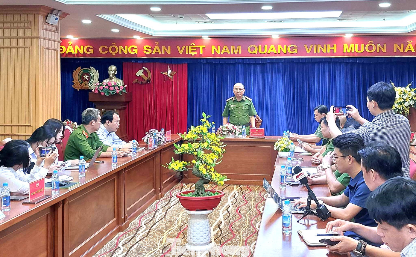 Đại tá Trần Văn Chính - Phó giám đốc, Thủ trưởng Cơ quan CSĐT Công an tỉnh Bình Dương chủ trì hội nghị