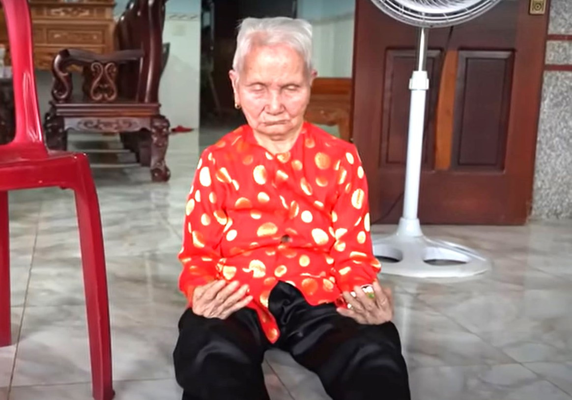 Cụ ngồi thiền sau khi tập thể dục nhiều động tác