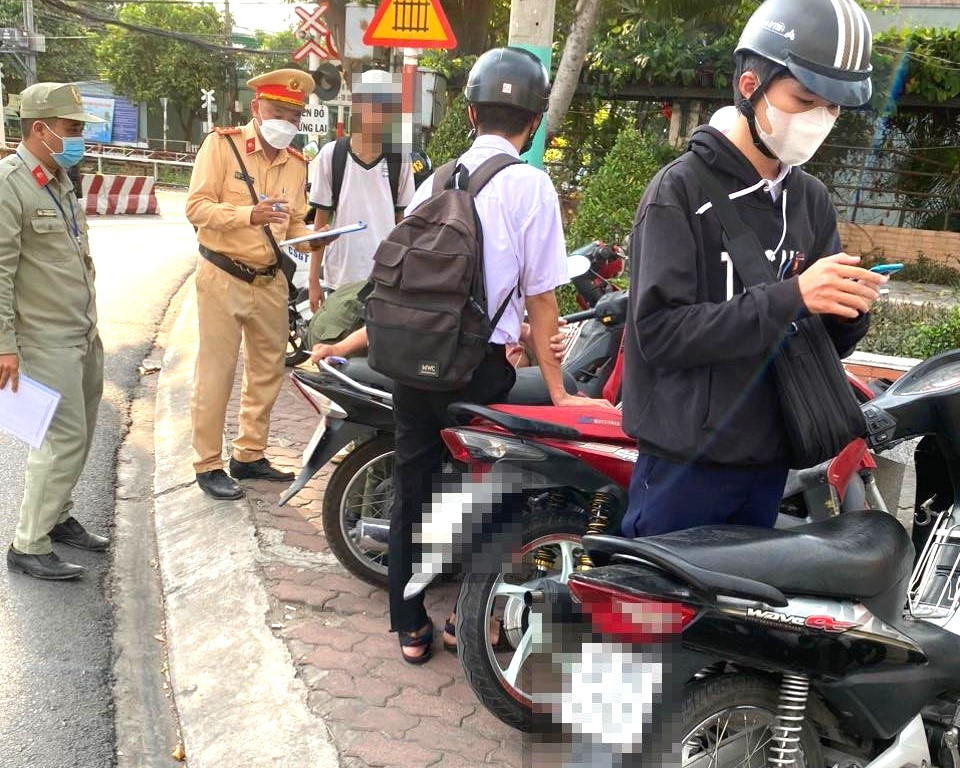Lực lượng CSGT Bình Dương ra quân kiểm tra, xử lý học sinh điều khiển xe máy trên đường