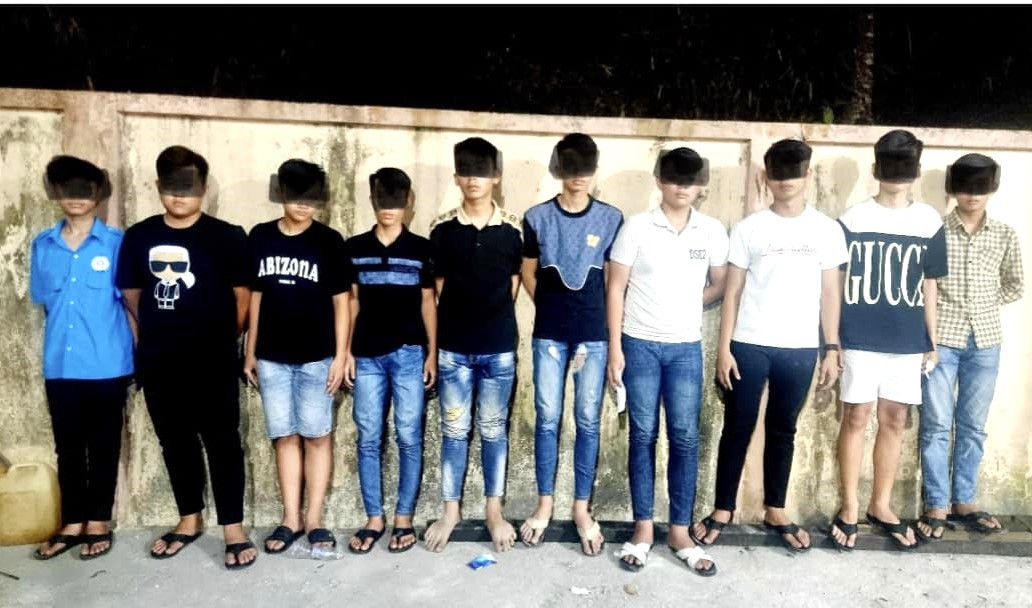 Nhóm thiếu niên tại cơ quan công an