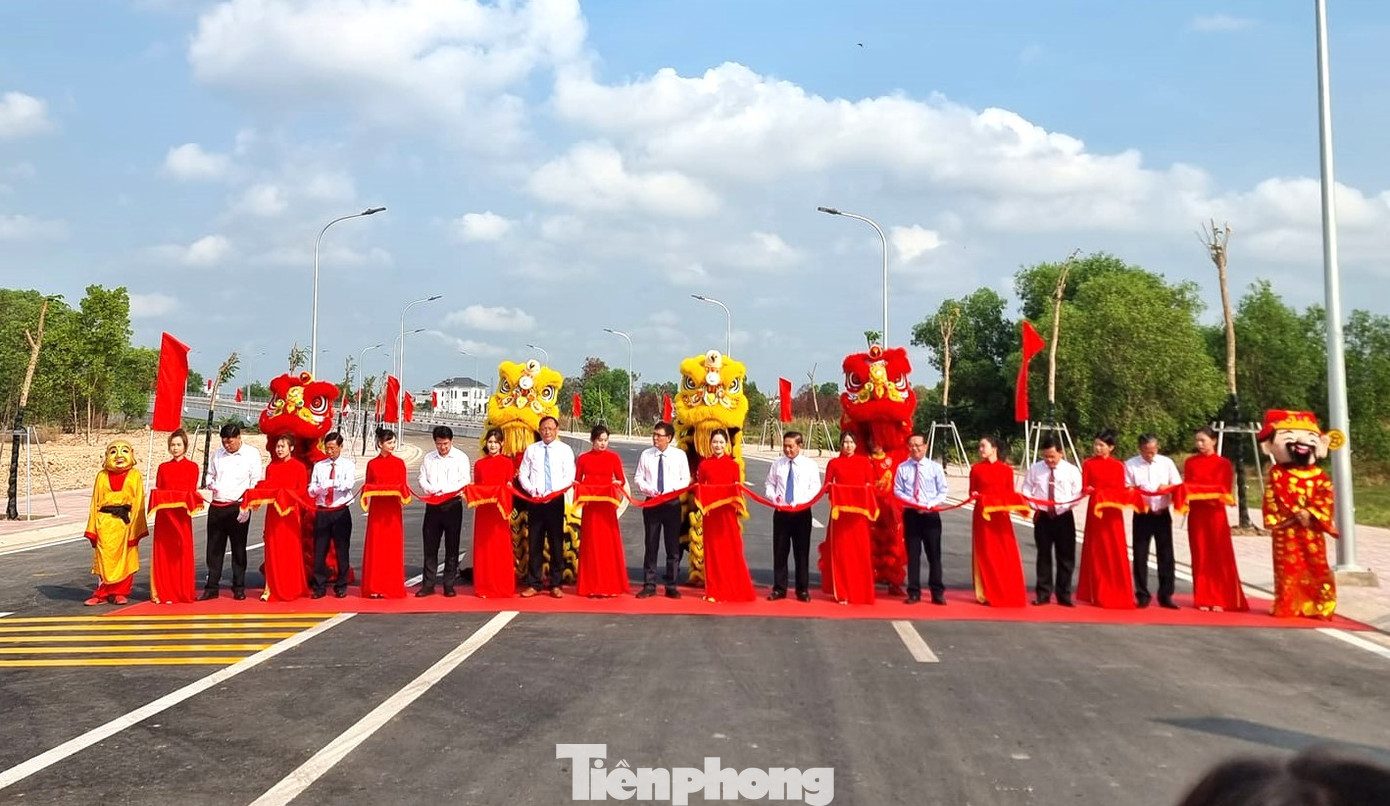 Các đại biểu thực hiện nghi thức cắt băng khánh thành Cầu Đò mới bắc qua sông Thị Tính Các đại biểu thực hiện nghi thức cắt băng khánh thành Cầu Đò mới bắc qua sông Thị Tính