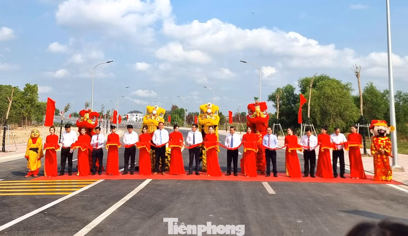Các đại biểu thực hiện nghi thức cắt băng khánh thành Cầu Đò mới bắc qua sông Thị Tính Các đại biểu thực hiện nghi thức cắt băng khánh thành Cầu Đò mới bắc qua sông Thị Tính