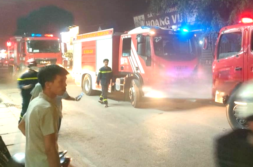 Nhiều xe chữa cháy có mặt tại hiện trường Nhiều xe chữa cháy có mặt tại hiện trường