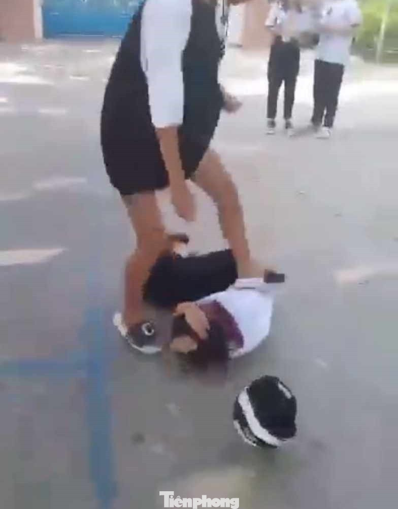 Nữ sinh bị đánh. Ảnh cắt từ clip