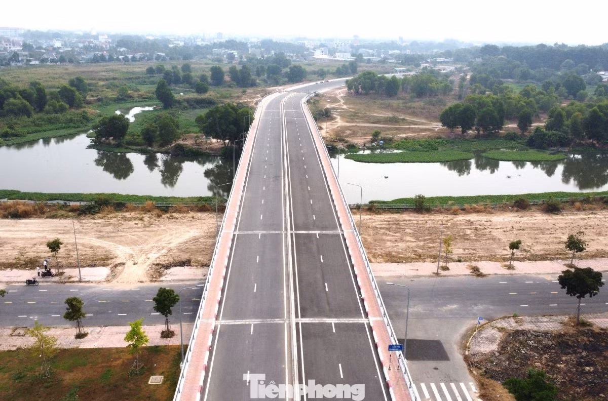 Cầu được xây dựng nhằm giúp giảm tải, hạn chế tình trạng quá nhiều phương tiện, trong đó không ít phương tiện trọng tải lớn đi qua nội ô thị xã Bến Cát gây kẹt xe và tiềm ẩn tai nạn giao thông. Ngoài ra, cầu mới góp phần tạo cảnh quan cho khu vực dọc bờ sông Thị Tính, tạo điều kiện mở rộng phát triển vùng đô thị phía Tây của thành phố Bến Cát trong tương lai. Cầu được xây dựng nhằm giúp giảm tải, hạn chế tình trạng quá nhiều phương tiện, trong đó không ít phương tiện trọng tải lớn đi qua nội ô thị xã Bến Cát gây kẹt xe và tiềm ẩn tai nạn giao thông. Ngoài ra, cầu mới góp phần tạo cảnh quan cho khu vực dọc bờ sông Thị Tính, tạo điều kiện mở rộng phát triển vùng đô thị phía Tây của thành phố Bến Cát trong tương lai.