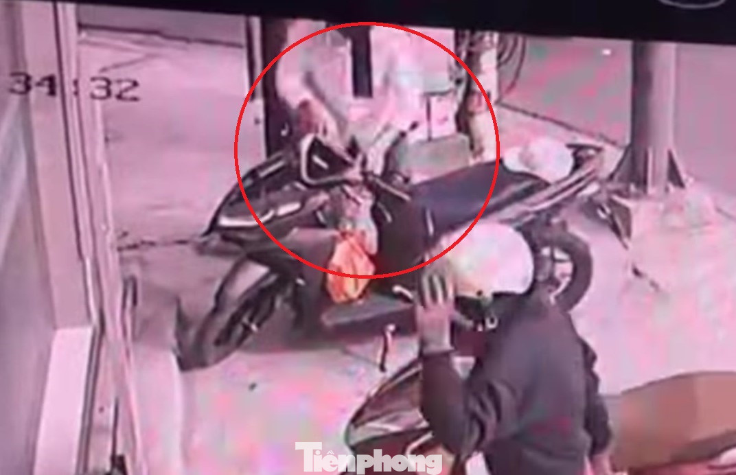 Một vụ trộm xe máy trong khu dân cư Việt Sing (thành phố Thuận An, tỉnh Bình Dương), xảy ra ngày 24/4.