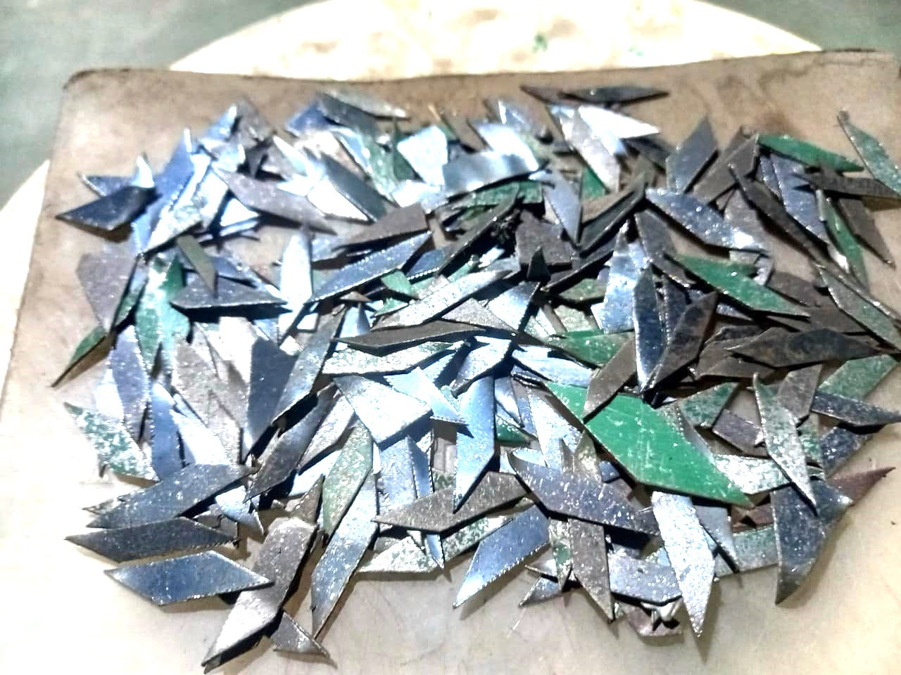 Những miếng thép hình thoi khi lốp xe cán trúng phải thay, không thể vá