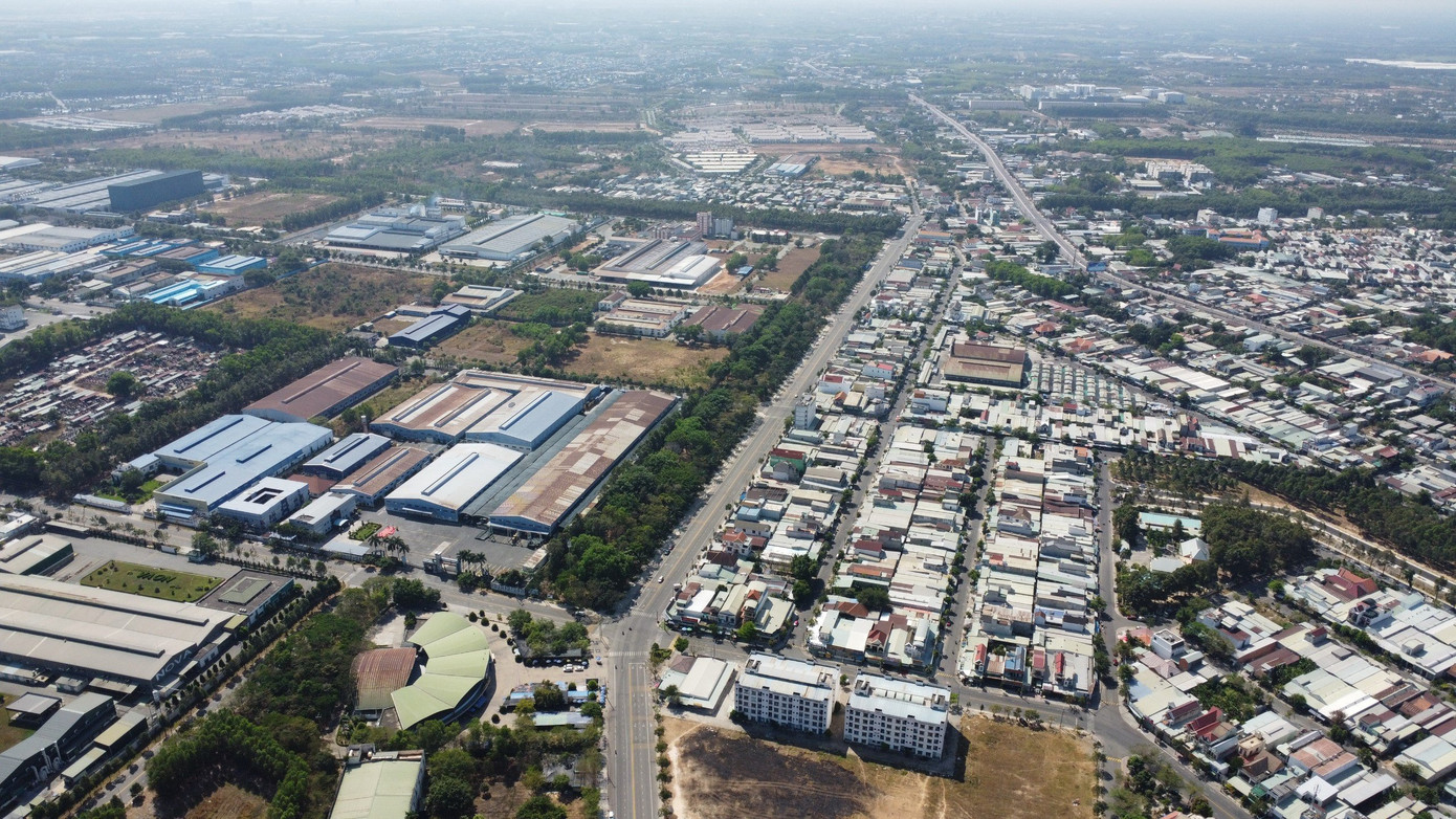 Bến Cát có đến 8 khu công nghiệp, 1 cụm công nghiệp tập trung quy mô lớn, thu hút hàng ngàn doanh nghiệp về xây dựng nhà máy sản xuất, đầu tư kinh doanh, tạo ra việc làm cho hàng trăm nghìn lao động. Bến Cát có đến 8 khu công nghiệp, 1 cụm công nghiệp tập trung quy mô lớn, thu hút hàng ngàn doanh nghiệp về xây dựng nhà máy sản xuất, đầu tư kinh doanh, tạo ra việc làm cho hàng trăm nghìn lao động.