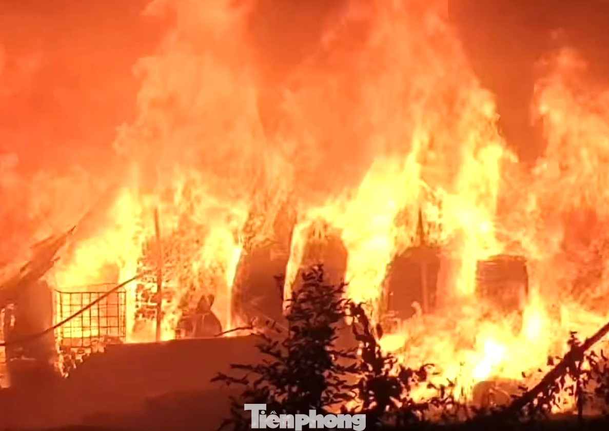 Lửa cháy dữ dội