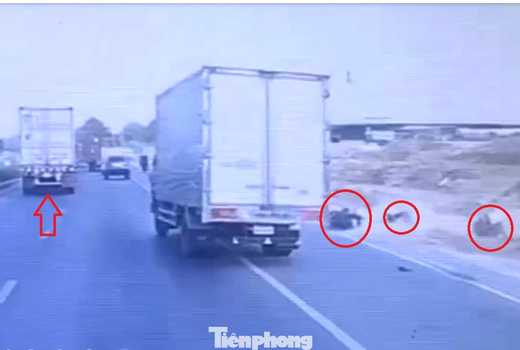 Xe máy, người điều khiển và hàng hóa nhào lộn từ đường xuống bãi đất trống