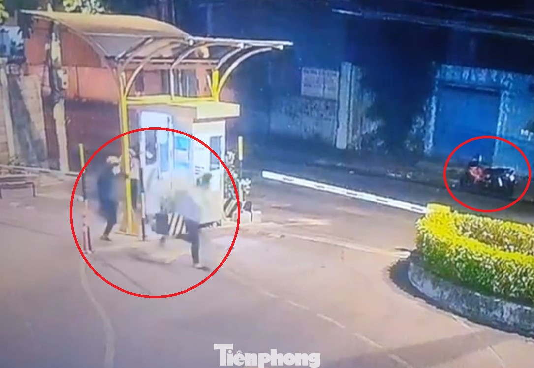 Bảo vệ chung cư bị thanh niên cầm dao đuổi theo. Sau khi gây án đối tượng lên xe máy rời khỏi hiện trường