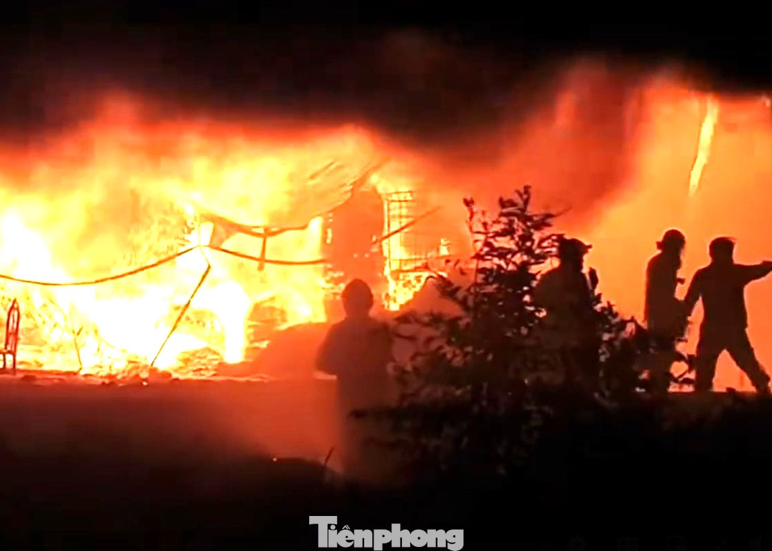 Lực lượng chức năng tiếp cận đám cháy