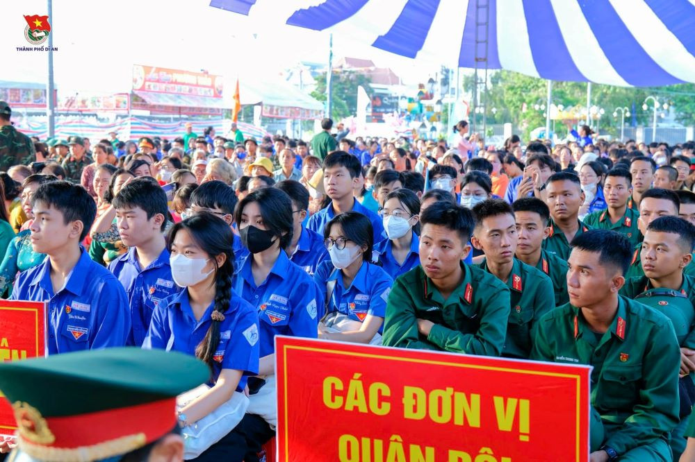 Đông đảo đoàn viên thanh niên tham dự lễ phát động Đông đảo đoàn viên thanh niên tham dự lễ phát động