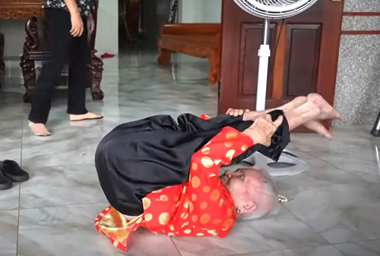 Mỗi ngày cụ tập thể dục tới 2 tiếng với nhiều động tác khó