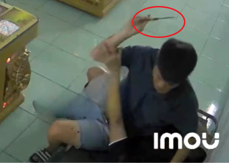 Đối tượng dùng dao tấn công quản lý tiệm game Đối tượng dùng dao tấn công quản lý tiệm game