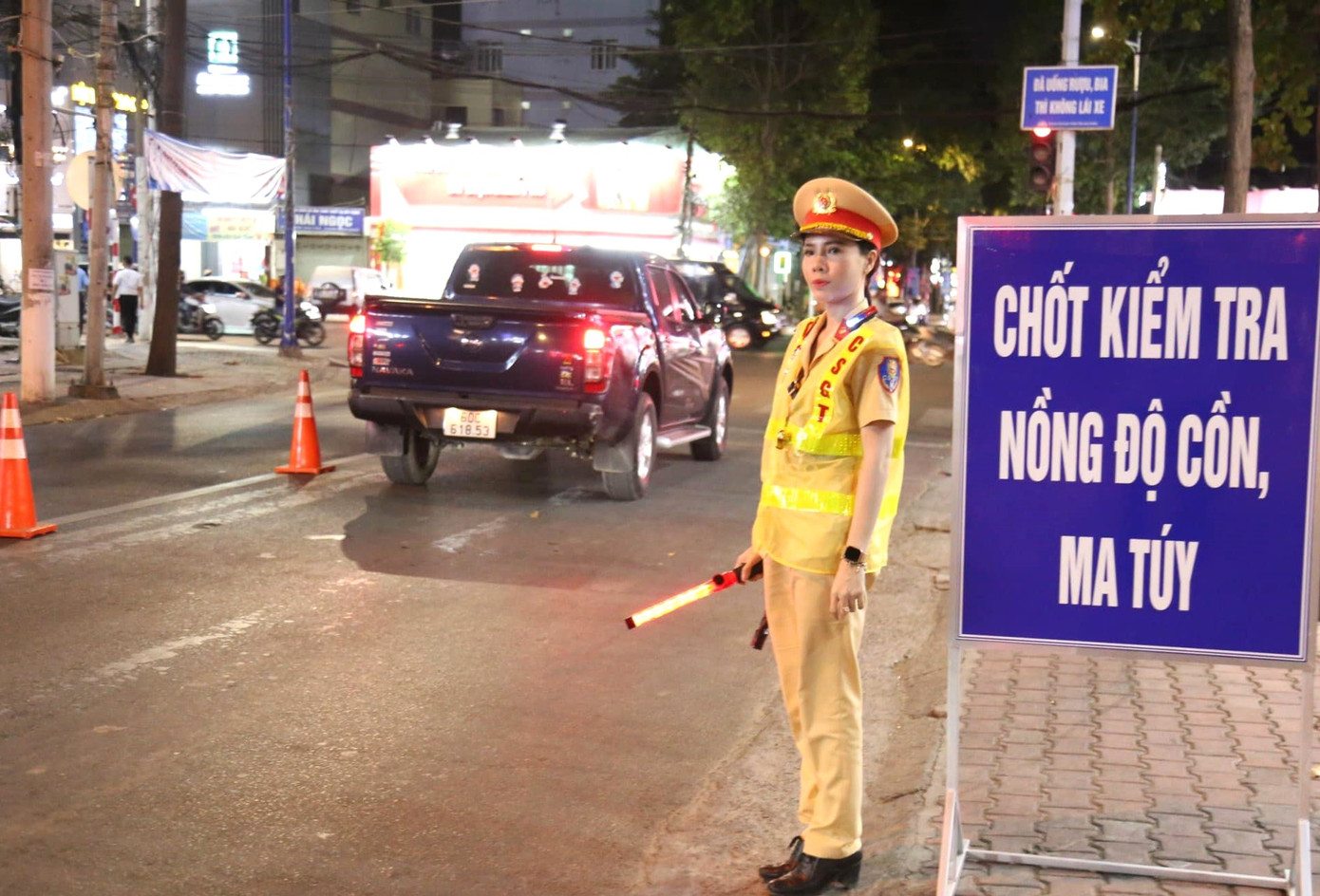 Cảnh sát giao thông Công an tỉnh Bình Dương kiểm tra nồng độ cồn