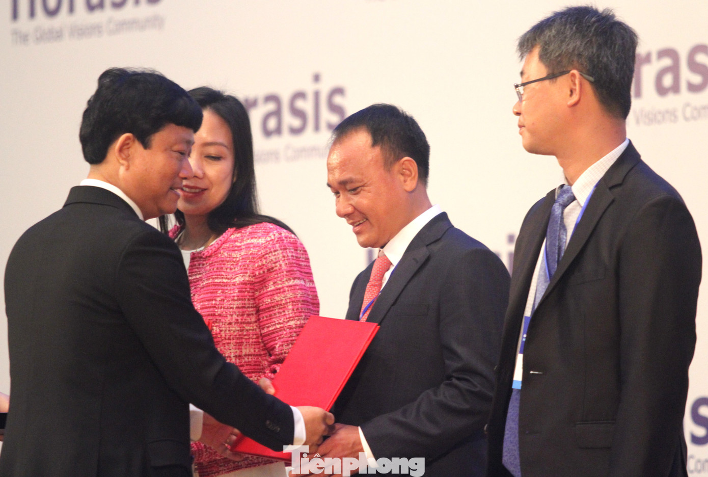 Chủ tịch UBND tỉnh Bình Dương Võ Văn Minh trao chứng nhận đầu tư cho các doanh nghiệp Chủ tịch UBND tỉnh Bình Dương Võ Văn Minh trao chứng nhận đầu tư cho các doanh nghiệp