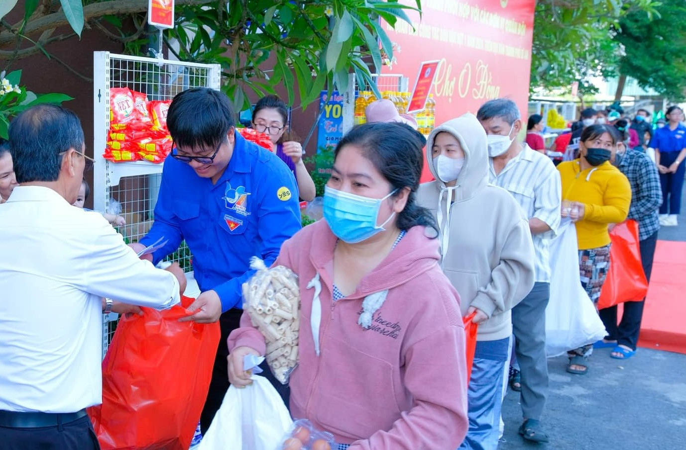 Tại lễ phát động, ban tổ chức thực hiện gian hàng 0 đồng hỗ trợ người dân và công nhân lao động có hoàn cảnh khó khăn Tại lễ phát động, ban tổ chức thực hiện gian hàng 0 đồng hỗ trợ người dân và công nhân lao động có hoàn cảnh khó khăn