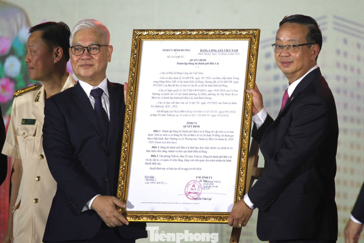 Bí thư Tỉnh ủy Bình Dương Nguyễn Văn Lợi (bìa trái) trao quyết định thành lập Đảng bộ thành phố Bến Cát