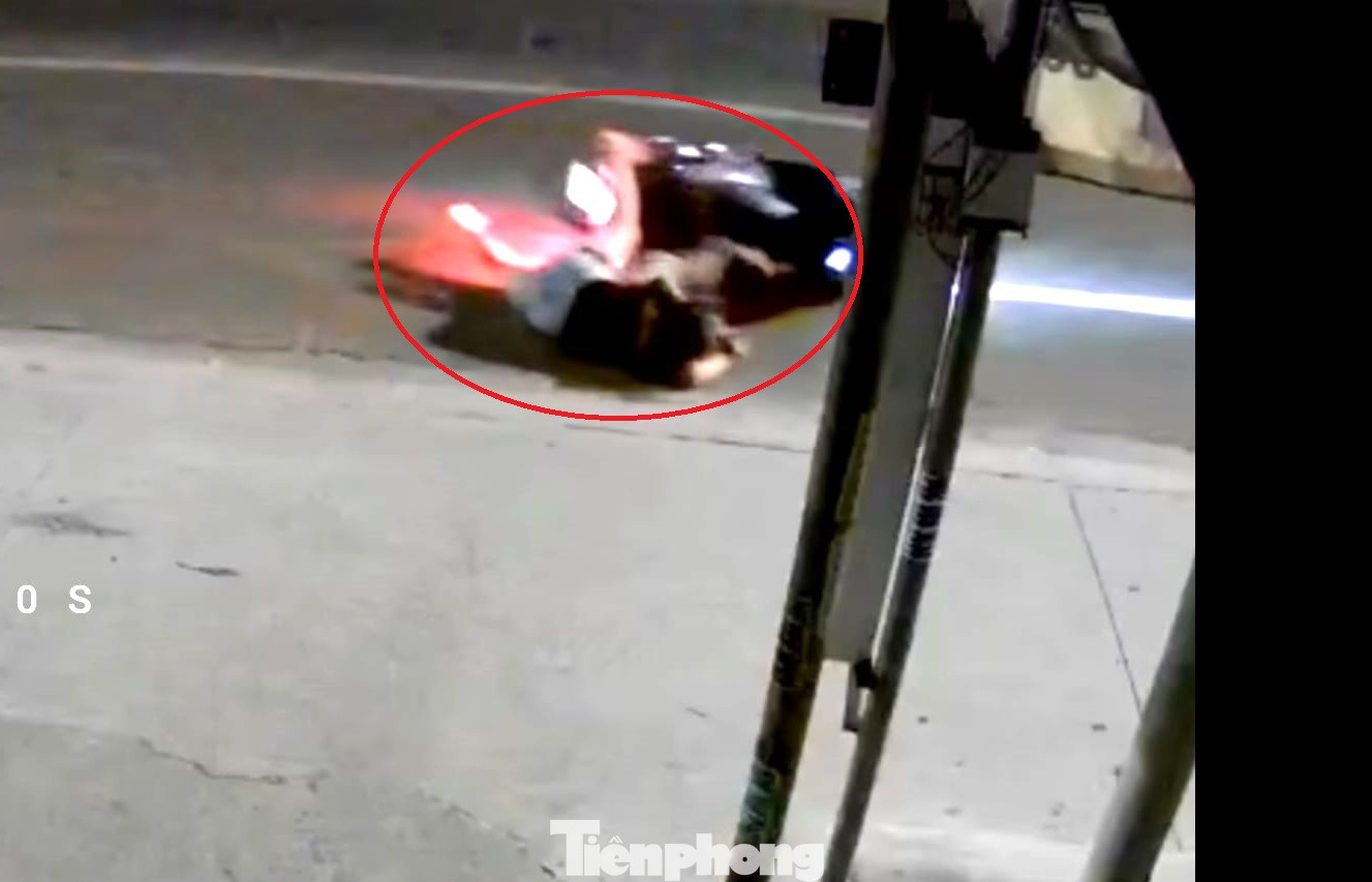 Hai mẹ con ngã nhào xuống đường khi bị cướp túi xách