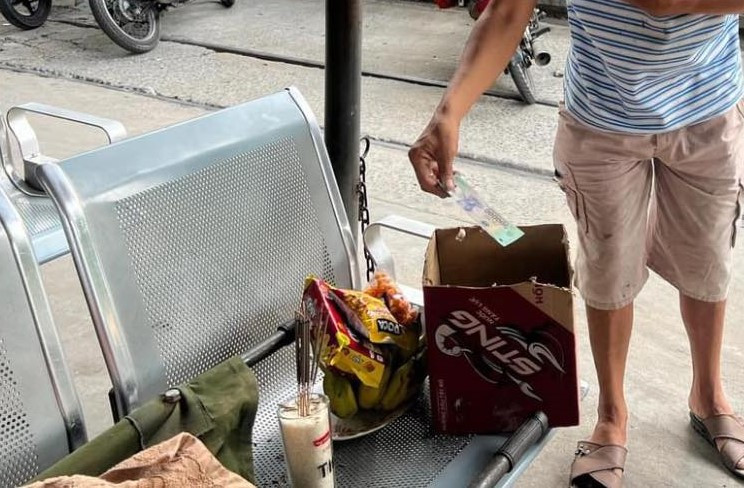 Người dân góp tiền lo hậu sự cho người phụ nữ tại khu vực nhà chờ ga Dĩ An