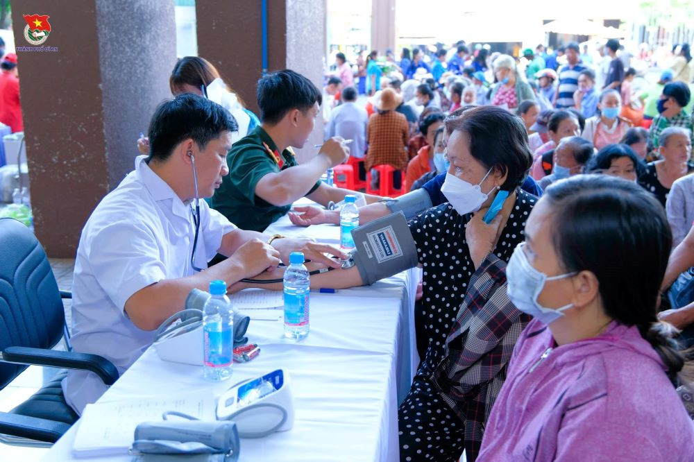 Khám bệnh cho người dân tại lễ phát động ra quân xây dựng nếp sống văn hóa, văn minh Khám bệnh cho người dân tại lễ phát động ra quân xây dựng nếp sống văn hóa, văn minh