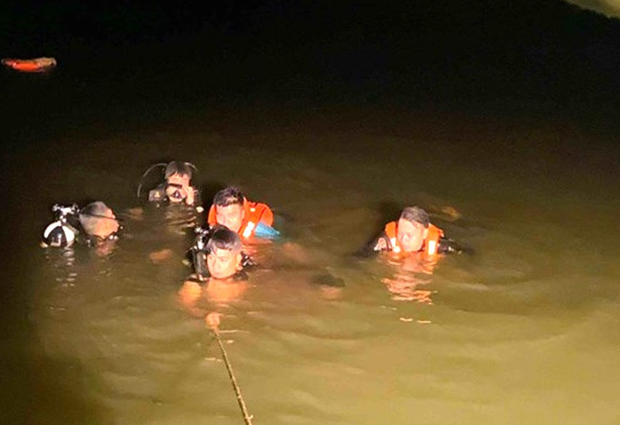 Lực lượng chức năng tìm kiếm nạn nhân mất tích. Lực lượng chức năng tìm kiếm nạn nhân mất tích.