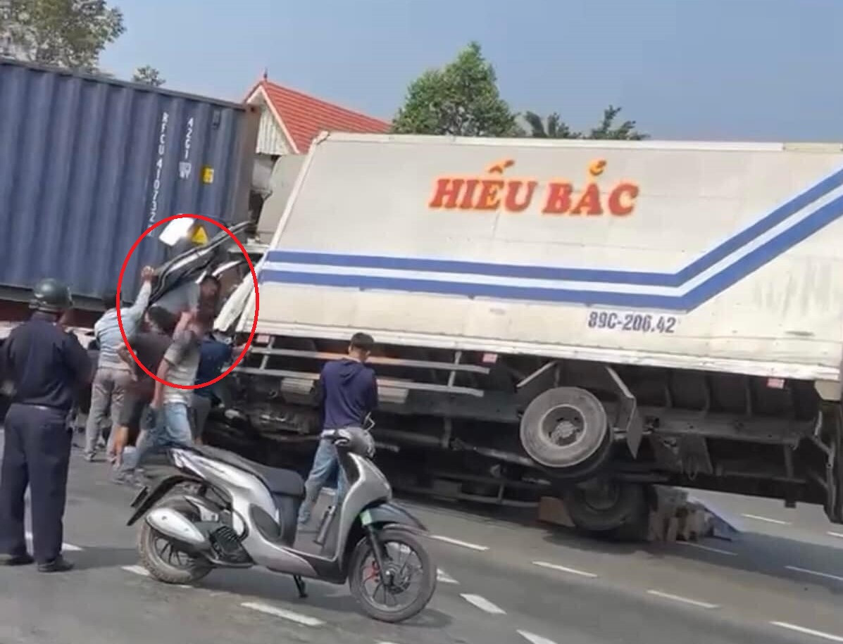 Tài xế xe tải được giải cứu ra khỏi cabin