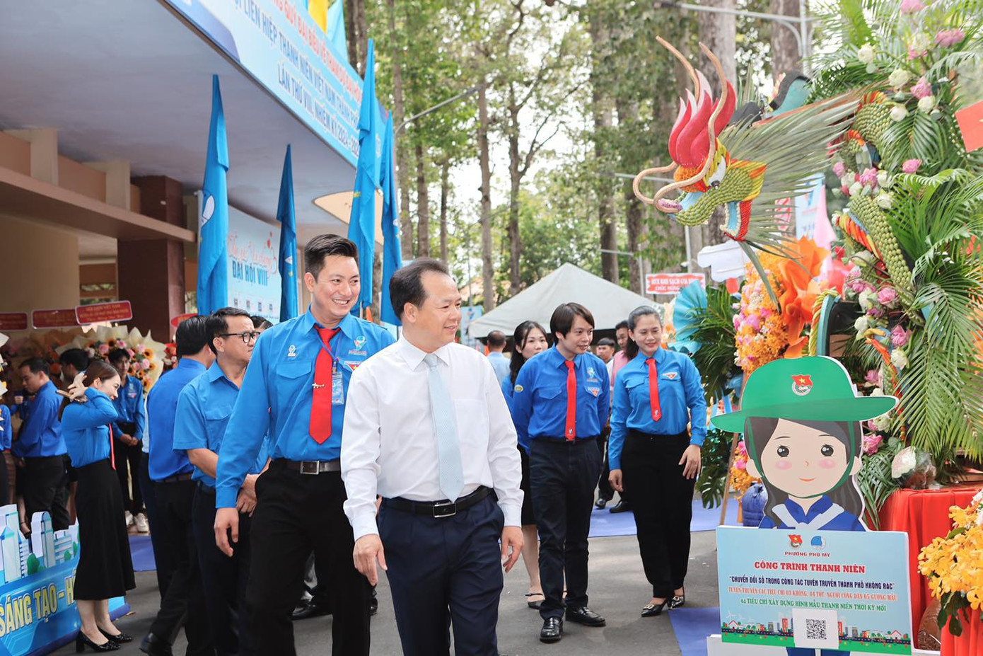 Các đại biểu tham quan gian trưng bày tại Đại hội Hội LHTN Việt Nam thành phố Thủ Dầu Một