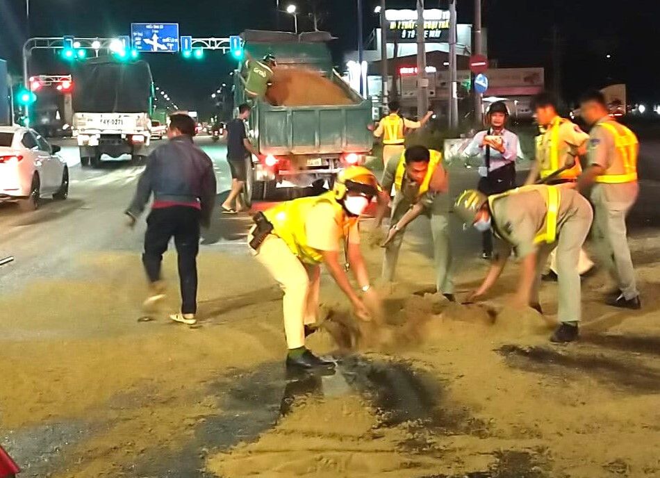 Lực lượng Cơ động xử lý sự cố giao thông cùng CSGT xử lý sự cố đổ dầu trên đường