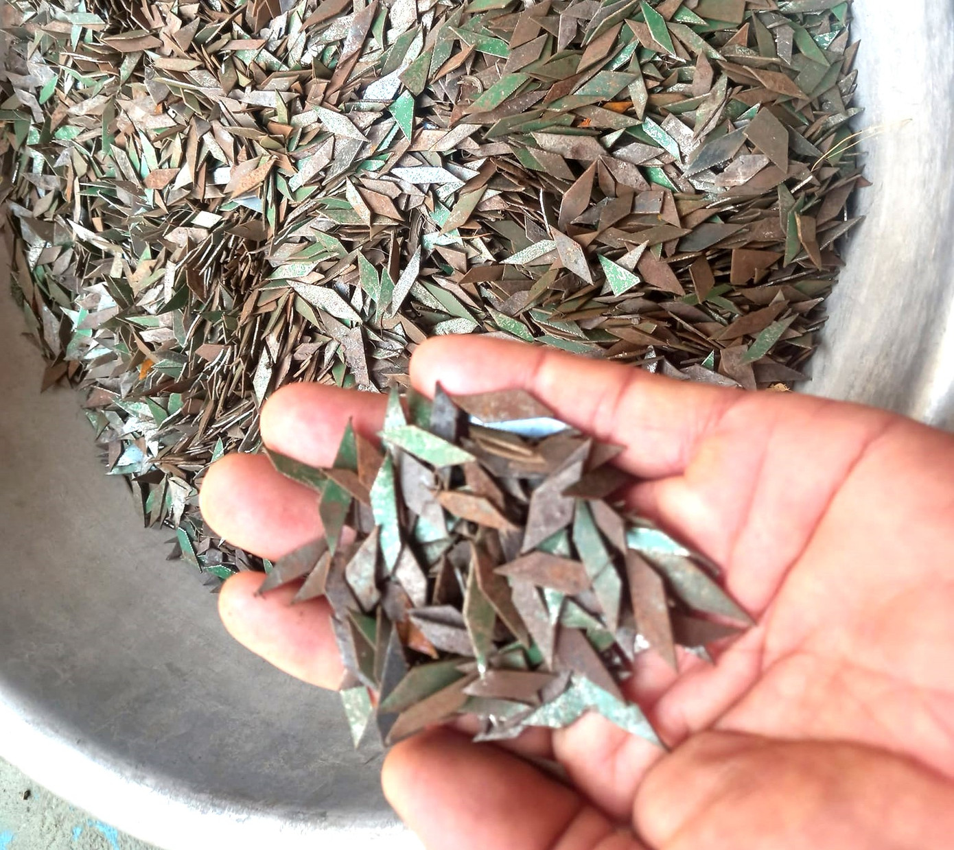 Số lượng lớn đinh được gom lại