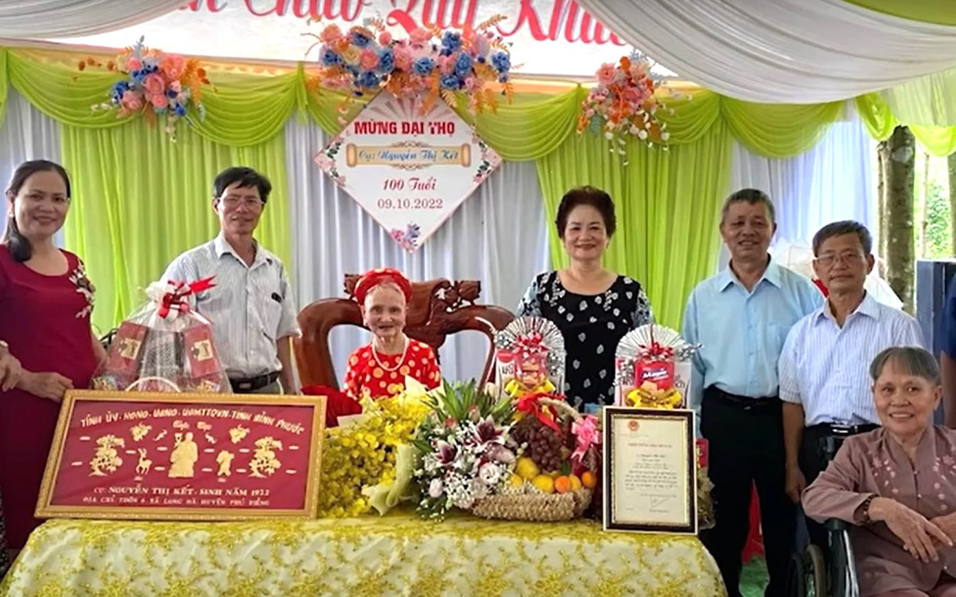 Hình ảnh kỷ niệm lễ mừng thọ 100 tuổi của cụ vào năm 2022